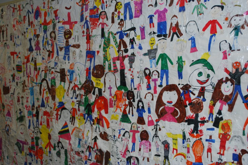 Zeichnung von Kindern, die verschiedenste Kinder bzw. Menschen gemalt haben.